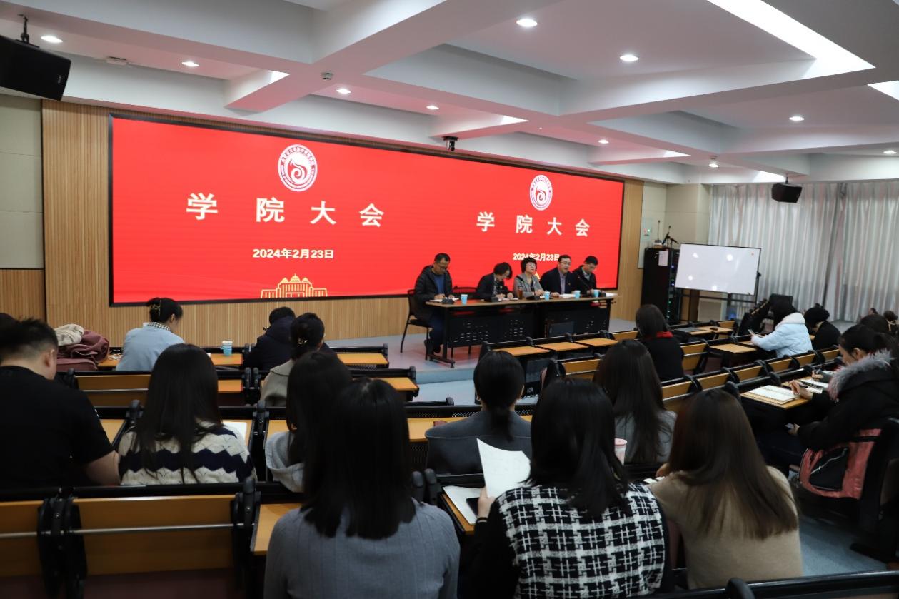 一群人在台上表演的人倒一边的照片低可信度描述已自动生成